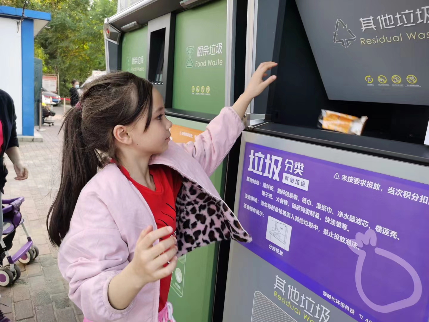 高科技與高顏值并存的智能垃圾分類箱，你身邊有了嗎？